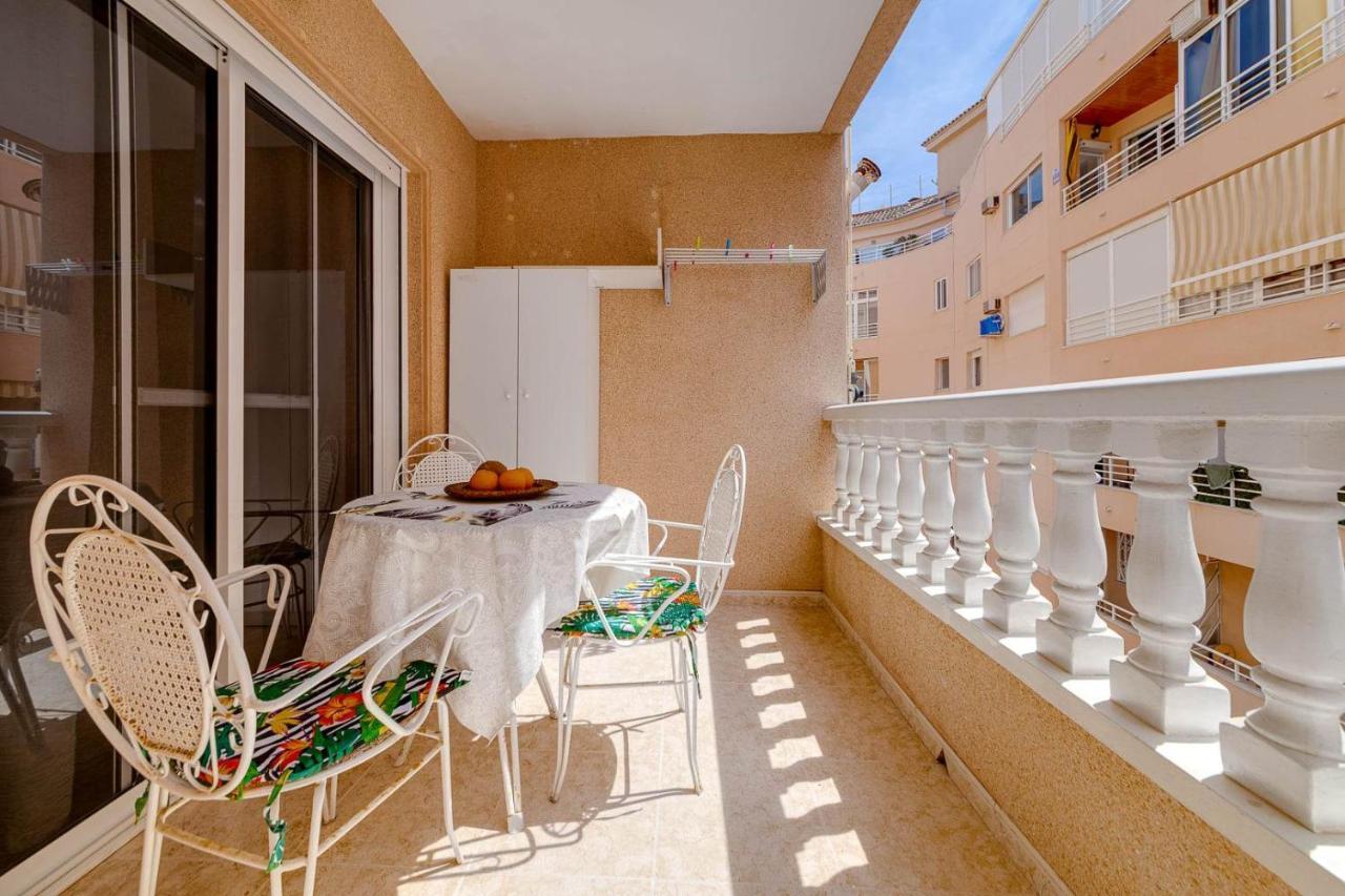Cozy Appartment Torrevieja At Irina Eksteriør billede